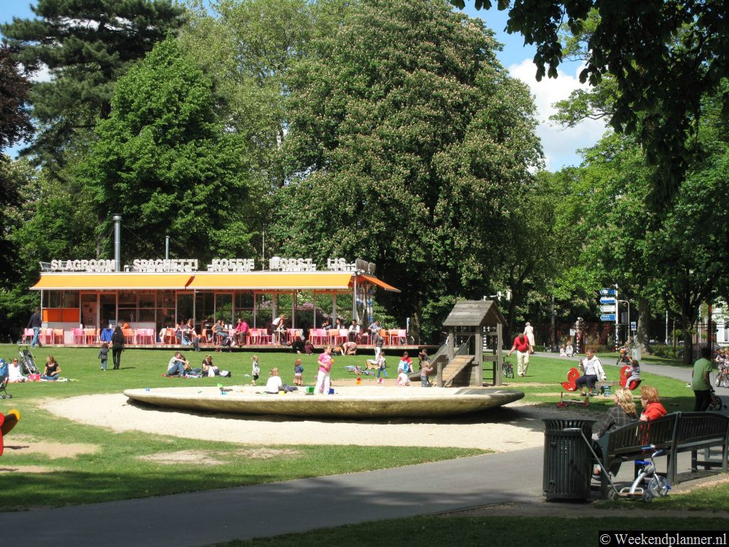 Park Valkenberg is een leuk park voor kinderen. Vlakbij het paviljoen ligt een mooie zandbak. In het park lopen tamme konijnen en kippen vrij rond. In 2015 zijn veel kippen en konijnen gevangen maar er  zijn er nog wel een aantal over.